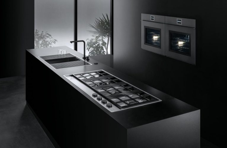 Integrated cooktop, sink and built-in ovens in a SEAFORM kitchen